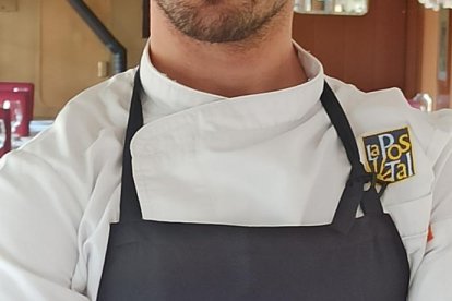 Diego Albornos se formó en los fogones de la Postal de la mano de Joni Barroso. Tras seis años de experiencia, el segoviano ha asumido la dirección culinaria de La Postal.