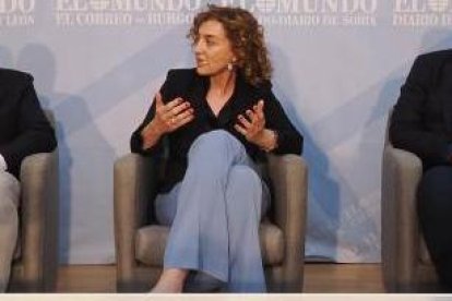 El director de El Mundo de Castilla y León, Pablo Lago, junto a Ricardo Fortuoso, María Pardo, Sergio Walter Martínez Nieto y Gonzalo Jolín, en el Club de Prensa 'Claves del futuro: Energía, Vivienda y Jóvenes’