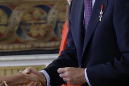 Su Majestad el Rey condecora con la Cruz de Oficial del Mérito Civil a Maria Esther Cubo Delgado de Castilla y León