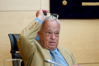 El consejero de Cultura, Turismo y Deporte, Gonzalo Santonja, informa a las Cortes sobre el grado de cumplimiento de los objetivos de su departamento para la legislatura