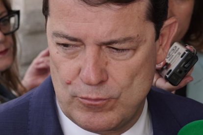 Alfonso Fernández Mañueco realiza unas declaraciones a la entrada del Ayuntamiento de Valladolid