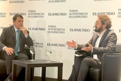 El presidente de la Junta de Castilla y León, Alfonso Fernández Mañueco, y el director nacional de EL MUNDO, Joaquín Manso, en el Foro de EL MUNDO 'La España Vertebrada'. E. M.