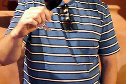 Julián BenHamou López, en el interior de su bodega en Coruña del Conde