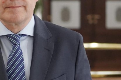 El presidente de la Junta, Alfonso Fernández Mañueco, se dirige a la sala de mapas de Presidencia de la Junta.