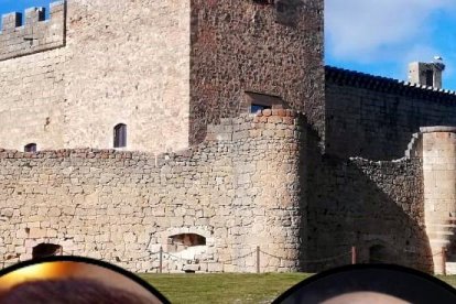 Luis Álvarez, José Mota y Santiago Segura con el castillo de Pedraza al fondo