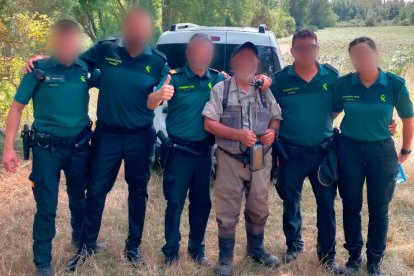 Efectivos de la Guardia Civil junto con el pescador rescatado en Santiuste (Soria).