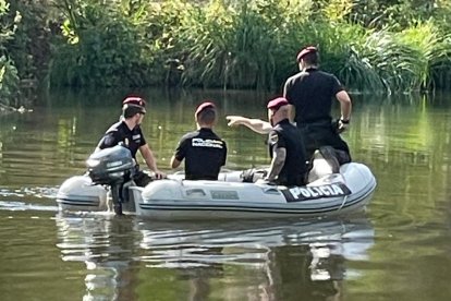 Grupo subacuático de la Policía Nacional rastrea el río Duero en Soria