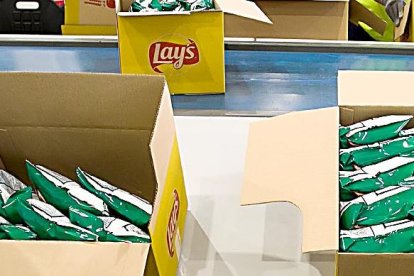 Trabajadores de una fábrica de 'snacks' en Burgos. ICAL
