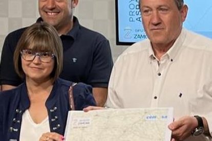 Natalia Ucero (diputada), Manuel Rodríguez (diputado), Elisa de Prada (alcaldesa de Aspariegos), Javier Faúndez (presidente de la Diputación de Zamora), Germán Joaquín Gumiel (alcalde de Cerecinos del Carrizal) y Atilana Martínez (diputada).