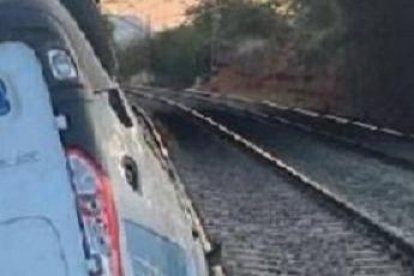 Furgoneta volcada en las vías del tren