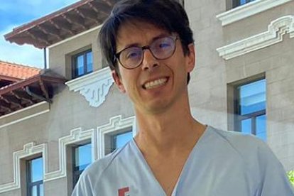 El enfermero vallisoletano Alfonso Torre que trabaja en el hospital Marqués de Valdecilla, en Santander.