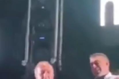 Antonio Martín Hernández, alcalde de Vita sobre el escenario. Imagen de la cuenta de X de Pablo Fernández, cogida de radfem_guada