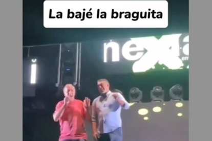 Antonio Martín Hernández, alcalde de Vita sobre el escenario. Imagen de la cuenta de X de Pablo Fernández, cogida de radfem_guada