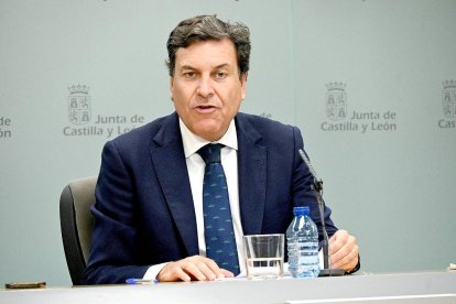 El consejero portavoz, Carlos Fernández Carriedo, durante su comparecencia en la rueda de prensa posterior al Consejo de Gobierno. E. M.