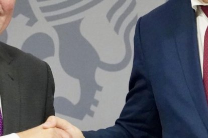 El consejero de la Presidencia, Luis Miguel González Gago, y el presidente del Consejo Comarcal de El Bierzo, Olegario Ramón.