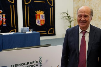 El presidente del CCOMCYL, José Luis Díaz Villarig, presenta el estudio 'Demografía médica en Castilla y León'