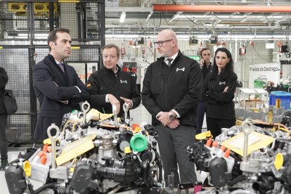El ministro de Economía, Comercio y Empresa, Carlos Cuerpo, durante la visita a la planta de Horse en Valladolid.