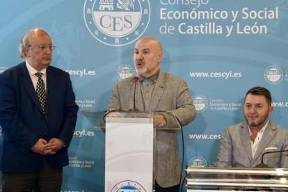 El presidente del Consejo Económico y Social (CES) de Castilla y León, Enrique Cabero, el presidente nacional de Cermi, Luis Cayo, y el presidente de la Plataforma del Tercer Sector de la Comunidad, Francisco J. Sardón, durante la jornada 'Presente y futuro de las entidades del tercer sector'.