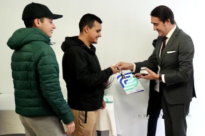 El consejero de Medio Ambiente, Vivienda y Ordenación del Territorio, Juan Carlos Suárez-Quiñones, entrega las llaves de las viviendas de camineros de la localidad leonesa de Valencia de Don Juan