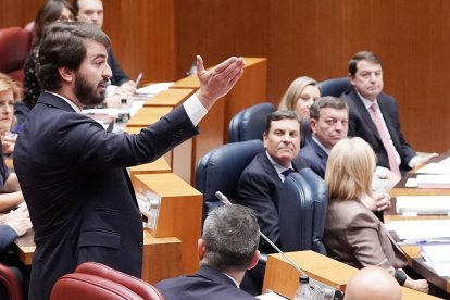 El portavoz del Grupo Parlamentario Vox, Juan García Gallardo, interviene en el Pleno de las Cortes de Castilla y León. ICAL