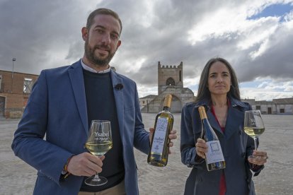 Jesús del Campo y Joana Arias, alcalde y técnico de turismo, en el epicentro de la villa histórico-artística de Madrigal de las Altas Torres.