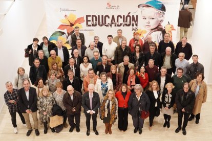 La consejera de Educación, Rocío Lucas, preside la entrega de diplomas a los Profesores Honoríficos 2024-2025.