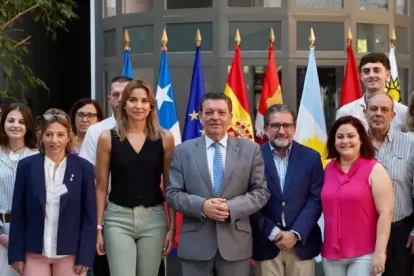 El consejero de la Presidencia, Luis Miguel González Gago, y la directora Irene Muñoz reciben a los participantes de los programas de retorno