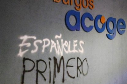 Pintada xenófoba en la sede de Accem en Burgos