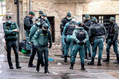 Efectivos de la Guardia Civil en en lugar del suceso, donde falleció un varón por herida de arma blanca. ICAL
