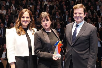 La presidenta de Edigrup. Adriana Ulibarri; la ganadora del premio A Toda una Vida, Amaya Arzuaga; y el presidente de la Junta, Alfonso Fernández Mañueco.