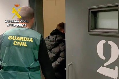La Guardia Civil detiene al autor del vehículo robado.