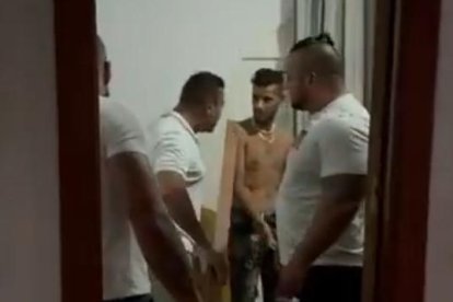 Fotograma de la agresión de 'Mané' a un inquilino