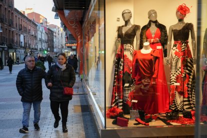 Dos personas pasean por la calle Mantería de Valladolid. / LOSTAU