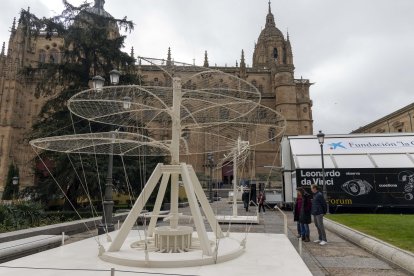 La Fundación 'La Caixa' y el Ayuntamiento de Salamanca presentan una muestra dedicada a Leonardo da Vinci con la intervención del alcalde, Carlos García Carbayo, el director Centro Banca Privada de CaixaBank en Salamanca, León y Zamora, Santos Santibáñez, y la delegada territorial de la Fundación 'La Caixa' en Castilla y León, Araceli Gutiérrez. -ICAL