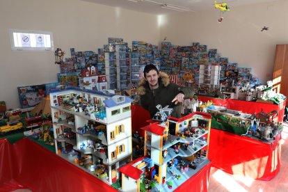 Buenavista play- Ciudad de Play mobil con más de 40.000 piezas de play mobil componen una ciudad de  estos juguetes en la localidad de Rivas de Campos (Palencia) colección de Jesús Emilio Gómez. -ICAL