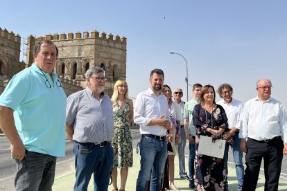 El secretario general del PSOE de Castilla y León, Luis Tudanca, visita la muralla de Madrigal de las Altas Torres (Ávila). Lo hace junto a la alcaldesa, Ana Isabel Zurzo, y el secretario general del PSOE de Ávila, Jesús Caro.- ICAL