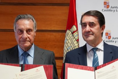 El consejero de Medio Ambiente, Vivienda y Ordenación del Territorio, Juan Carlos Suárez-Quiñones, firma con el presidente del Consejo General de las Cámaras de la Propiedad Urbana de Castilla y León, Ángel Merino, un convenio para la implantación de oficinas de información antiocupación en Castilla y León. -ICAL