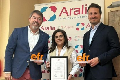 Entrega del certificado 1.000-1 a Aralia de manos de la Fundación Másfamilia.