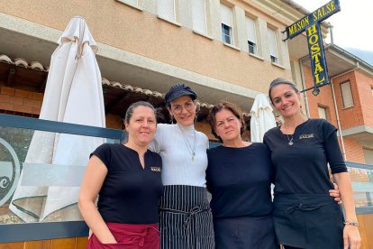 De izquierda a derecha Marta, ayudante de cocina con años en la casa, y Sagrario, la madre y jefa de cocina, entre sus hijas Carolina y Eva. En la foto pequeña, el recientemente fallecido Toni Salse - E.M.