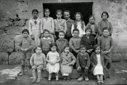 El maestro Antoni Benaiges y sus alumnos en la escuela de Bañuelos de Bureba, en Burgos. -ASOCIACIÓN ESCUELA BENAIGES