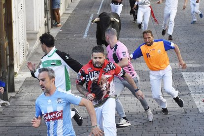 La villa de Cuéllar celebra el primer encierro de las Fiestas en honor a la Virgen del Rosario 2023, con toros de la ganadería jienense de Aráuz de Robles.- ICAL