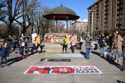 Manifestación en León contra el maltrato de galgos en la caza. - ICAL