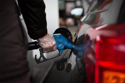 Un hombre reposta gasolina en una gasolinera. -E. PRESS