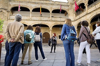 Un grupo de turistas visita uno de los monumentos emblemáticos de la localidad salmantina de Ciudad Rodrigo. -ICAL