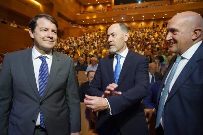 Fernández Mañueco, presidente de la Junta junto al presidente de ACOR, Jesús Posadas y al consejero de Presidencia, Jesús Julio Carnero en la celebración del 60 aniversario de la cooperativa. -ICAL