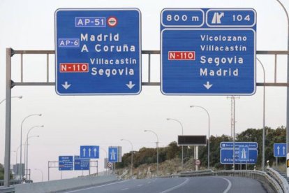 Cartel de la autopista AP-6. -E.M.