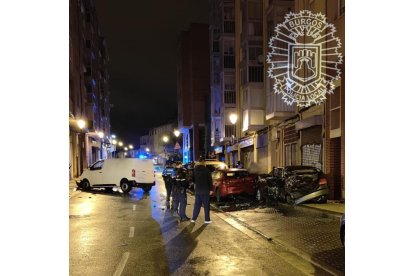 Una furgoneta impacta contra 7 coches aparcados en Burgos. POLICÍA LOCAL BURGOS