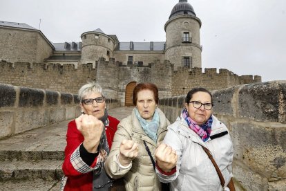 La Cofradía de la Águedas de Simancas se prepara para celebrar el miércoles el día de su santa. Orgullosas de su pueblo y de ser mujer, así lucen de poderosas tres de las componentes: Aurelia Parras (izquierda), Apolonia Pérez (centro) y la presidanta María Jesús Viana ‘Chusa’ (derecha). - J.M. LOSTAU