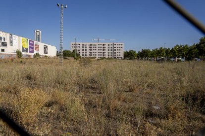 Parcela junto a la calle Dulzaina en la que está previsto construir el centro de refugiados. -PHOTOGENIC