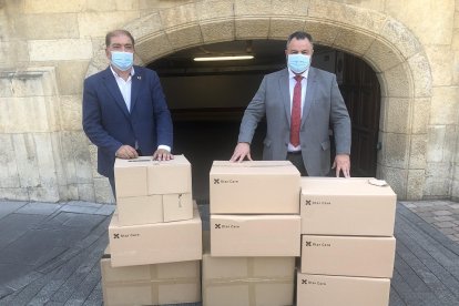 El presidente de la Diputación de León, Eduardo Morán, junto con el diputado de Contratación, José Pellitero, con las mascarillas recibidas por la FEMP. - DIPUTACIÓN DE LEÓN.